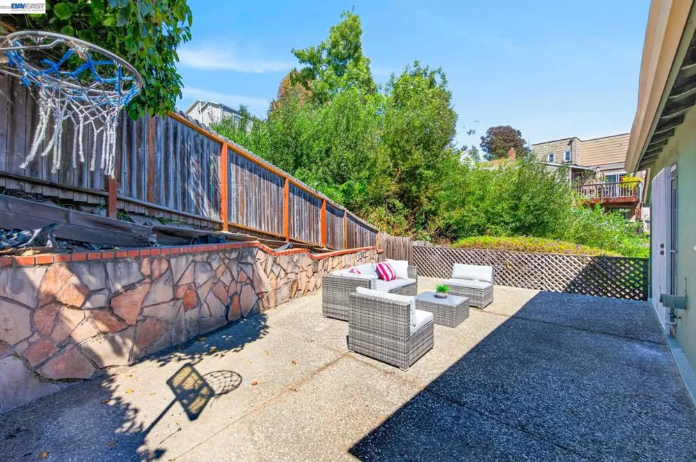 8382 Golf Links Rd Oakland, CA 94605