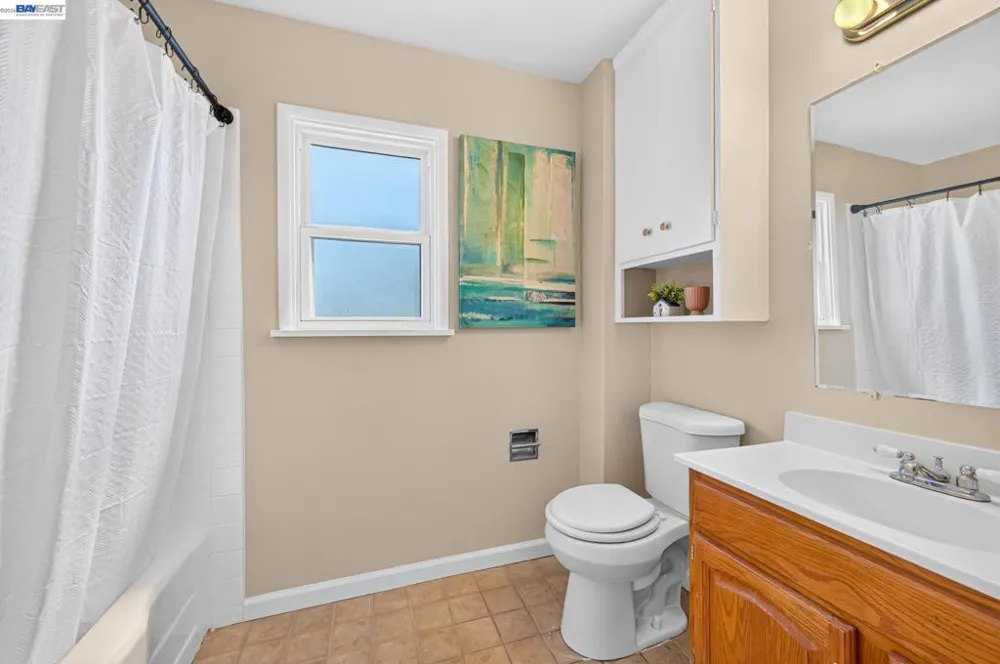 8382 Golf Links Rd Oakland, CA 94605