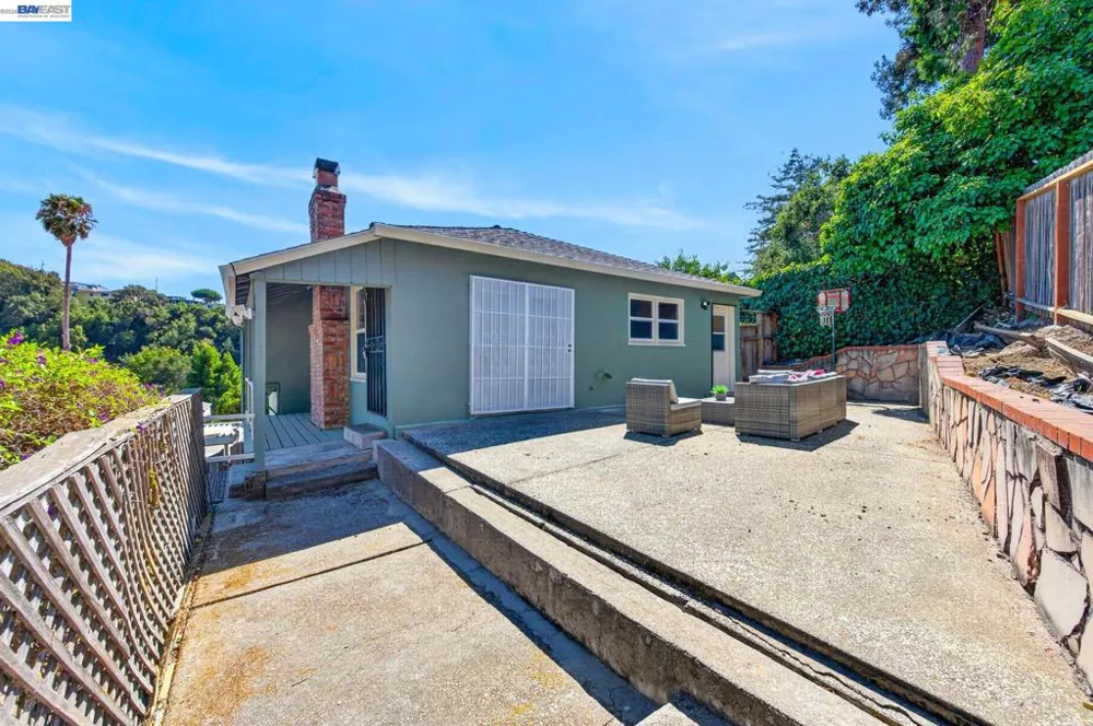 8382 Golf Links Rd Oakland, CA 94605