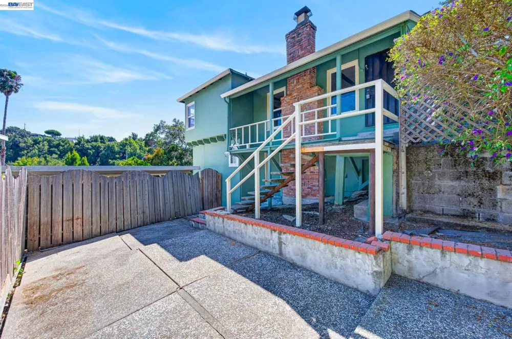 8382 Golf Links Rd Oakland, CA 94605