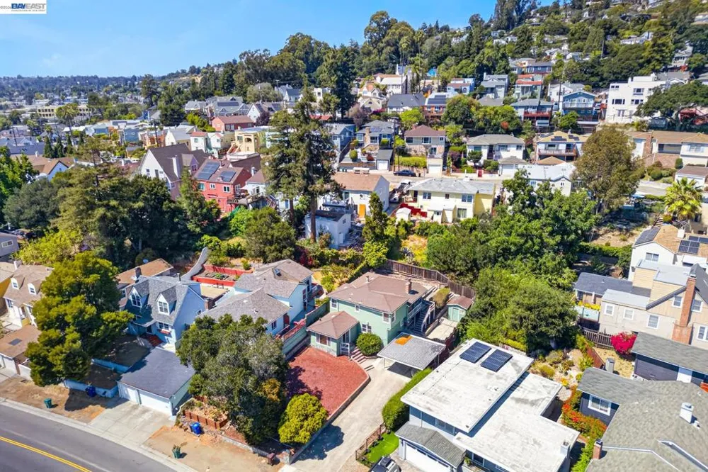 8382 Golf Links Rd Oakland, CA 94605
