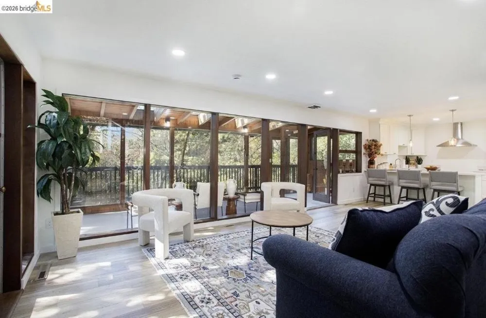 6855 Gunn DR Oakland, CA 94611