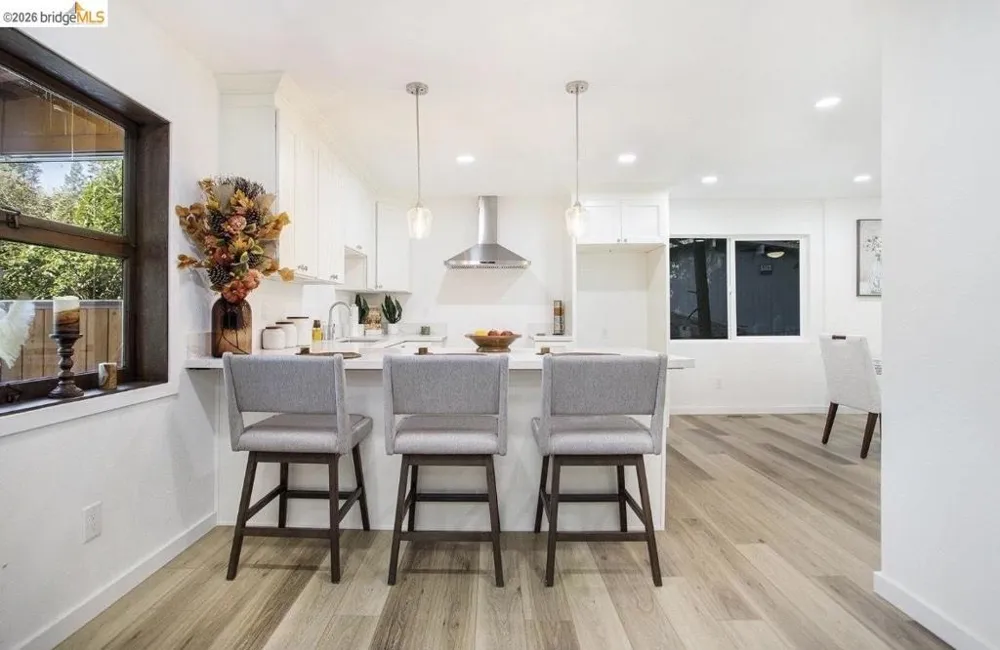 6855 Gunn DR Oakland, CA 94611