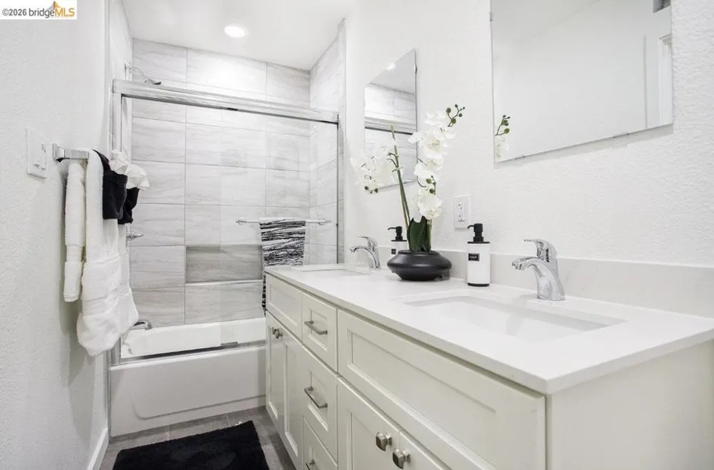 6855 Gunn DR Oakland, CA 94611