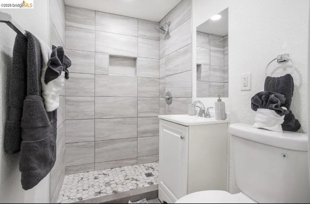6855 Gunn DR Oakland, CA 94611