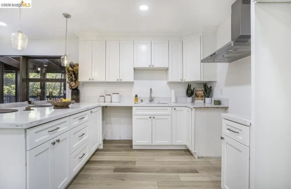 6855 Gunn DR Oakland, CA 94611