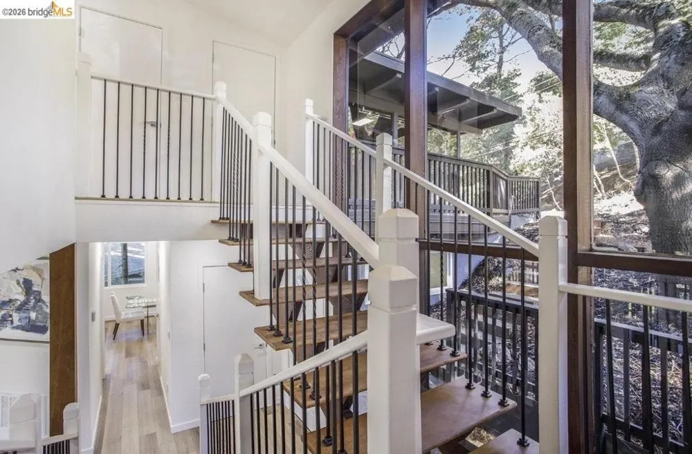 6855 Gunn DR Oakland, CA 94611