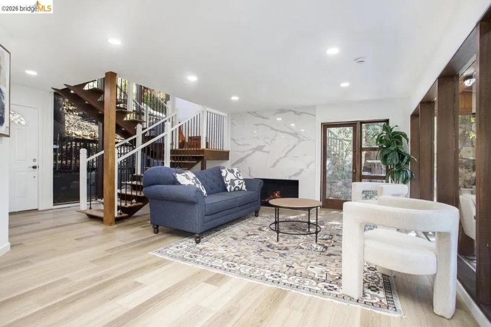 6855 Gunn DR Oakland, CA 94611