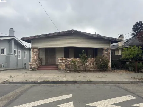 3420 Laguna Ave