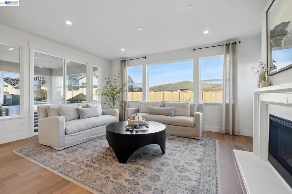 300 Colfax Ln Oakley, CA 94561