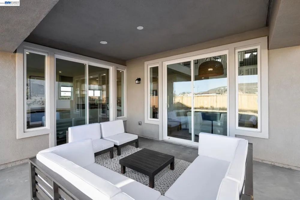 300 Colfax Ln Oakley, CA 94561