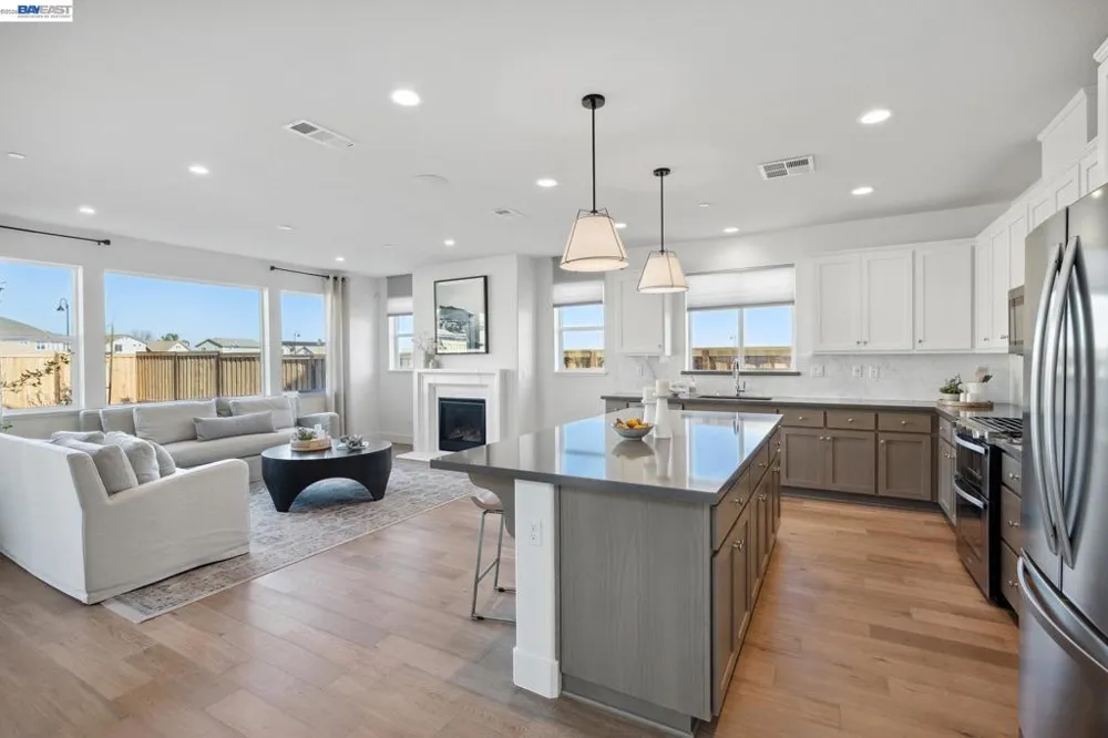 300 Colfax Ln Oakley, CA 94561
