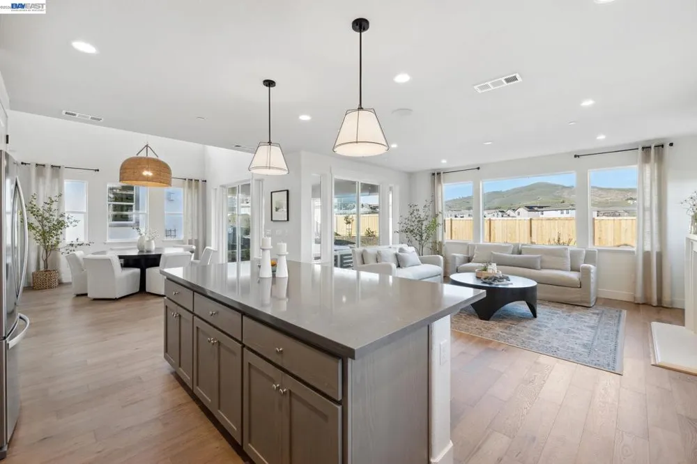 300 Colfax Ln Oakley, CA 94561
