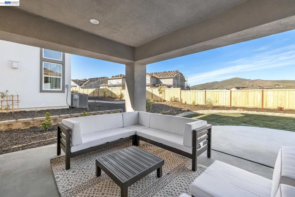 300 Colfax Ln Oakley, CA 94561