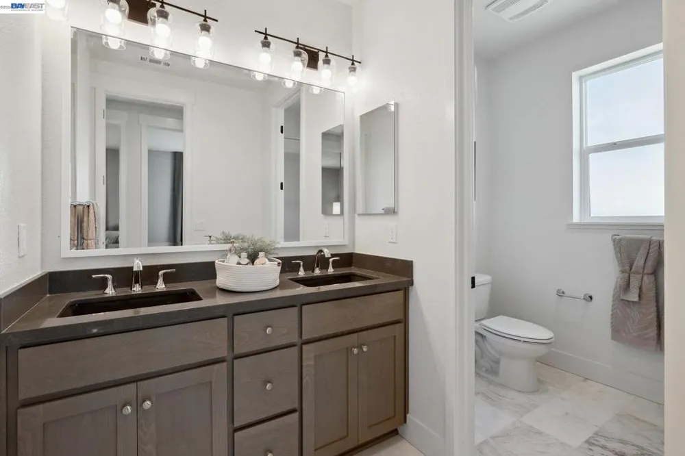 300 Colfax Ln Oakley, CA 94561