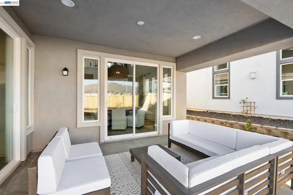 300 Colfax Ln Oakley, CA 94561