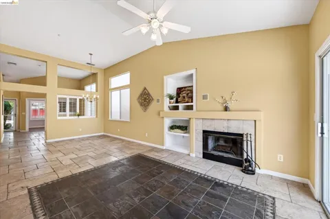 2012 Trailside Dr