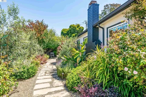 3229 Toyon Ter