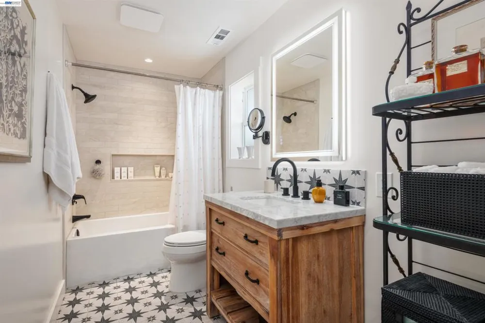 3229 Toyon Ter Alameda, CA 94501