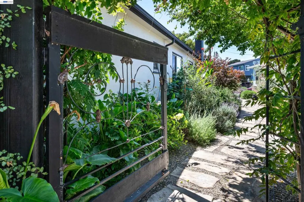 3229 Toyon Ter Alameda, CA 94501