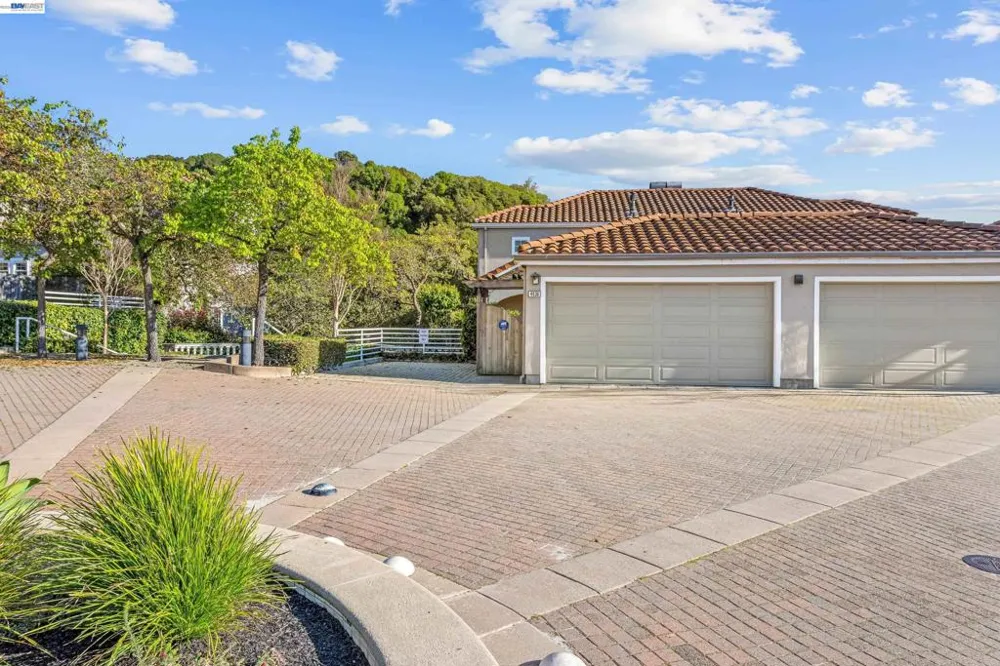 4636 Redwood Rd Oakland, CA 94619