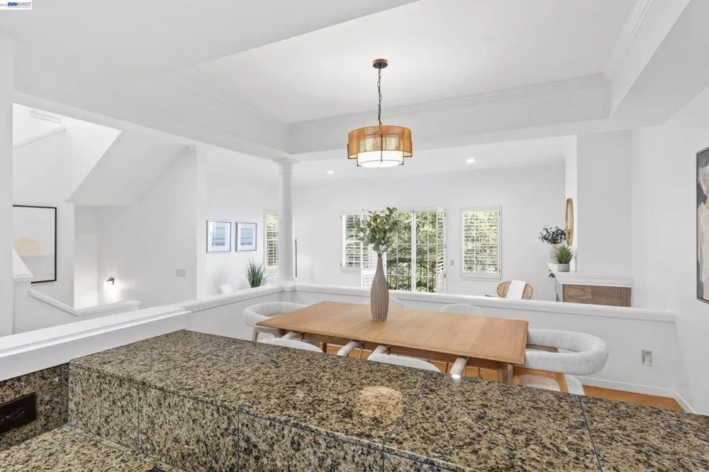 4636 Redwood Rd Oakland, CA 94619