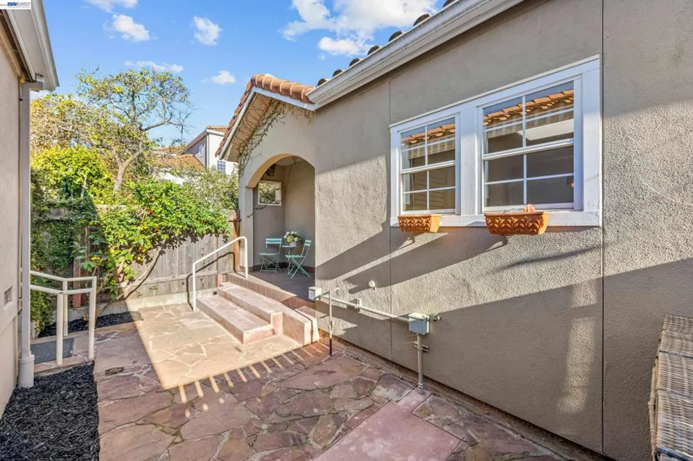 4636 Redwood Rd Oakland, CA 94619