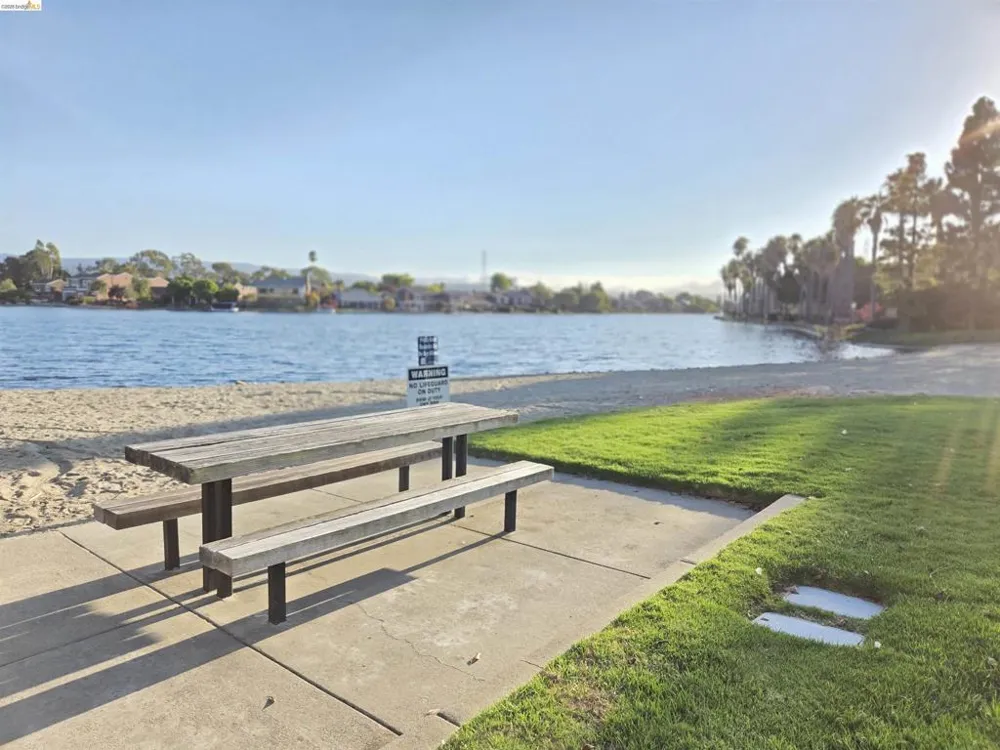 1107 Outrigger Lane Foster City, CA 94404