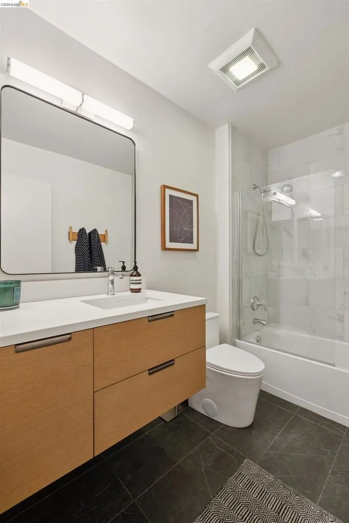 124 Lakeshore Ct Richmond, CA 94804