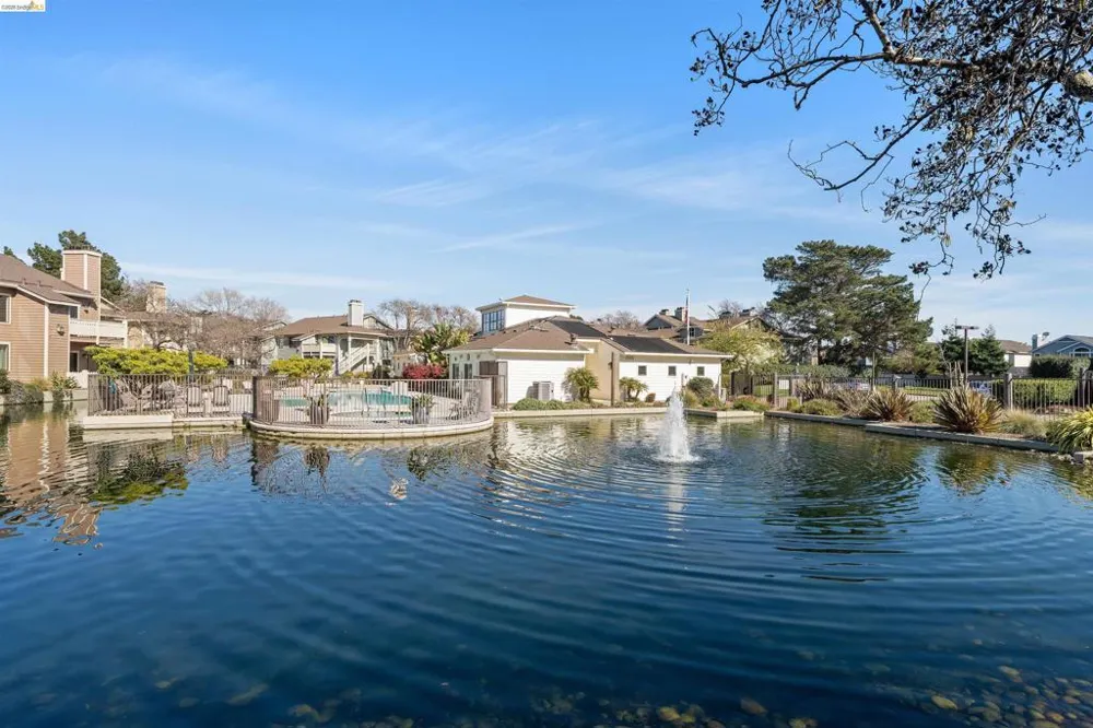 124 Lakeshore Ct Richmond, CA 94804