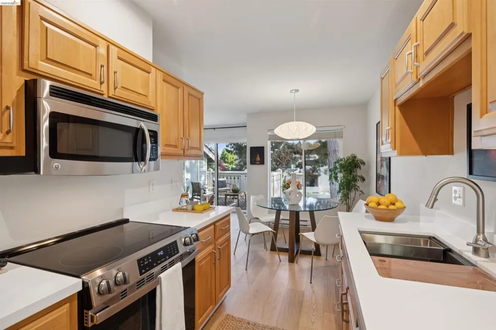 124 Lakeshore Ct Richmond, CA 94804