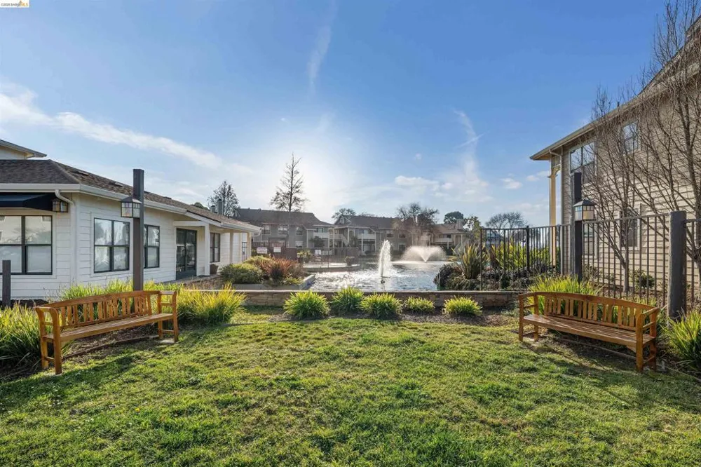 124 Lakeshore Ct Richmond, CA 94804