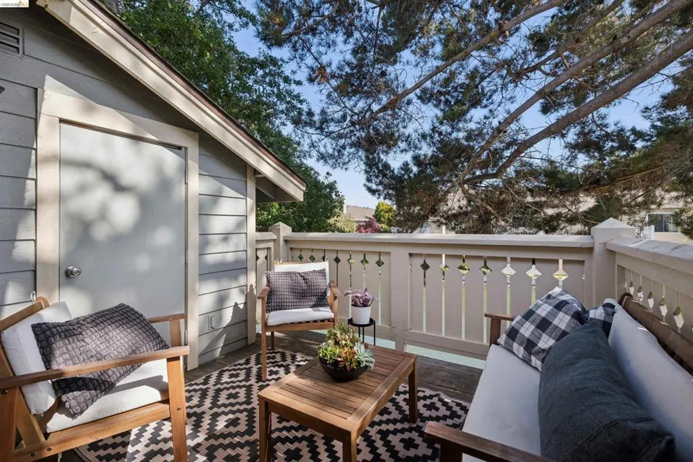 124 Lakeshore Ct Richmond, CA 94804