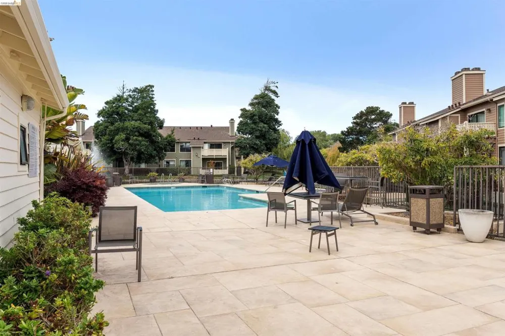 124 Lakeshore Ct Richmond, CA 94804