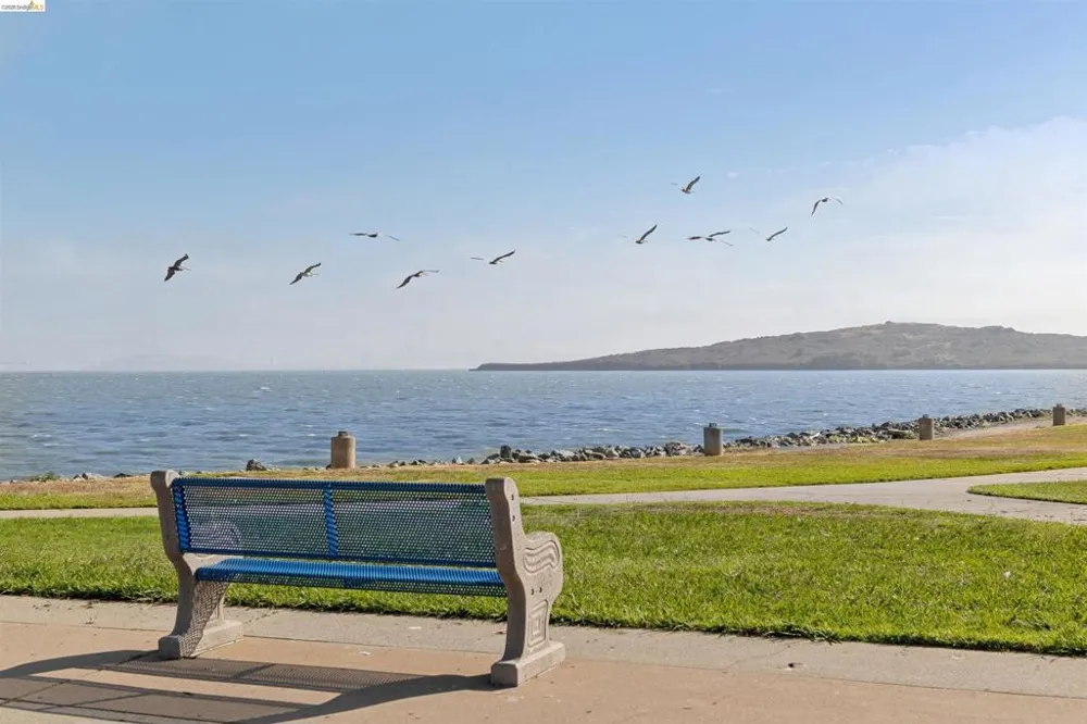 124 Lakeshore Ct Richmond, CA 94804