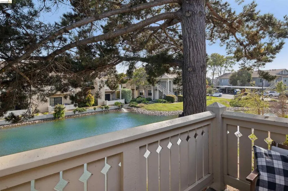 124 Lakeshore Ct Richmond, CA 94804