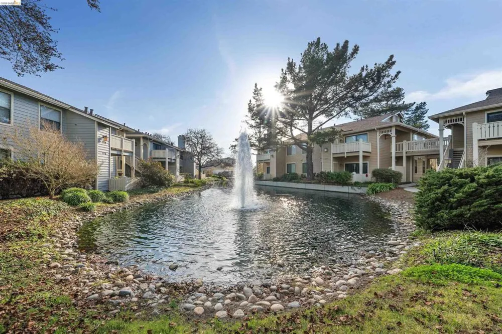 124 Lakeshore Ct Richmond, CA 94804