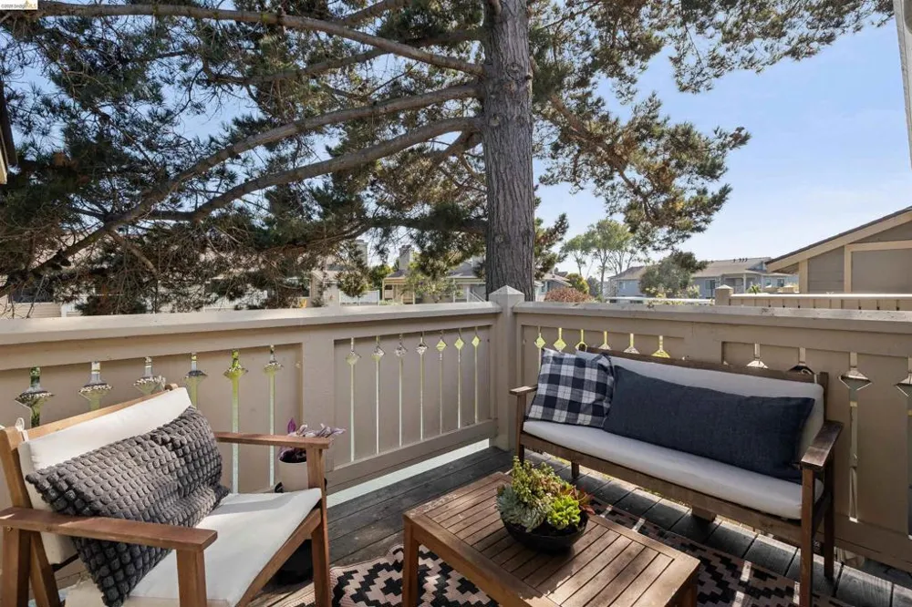 124 Lakeshore Ct Richmond, CA 94804