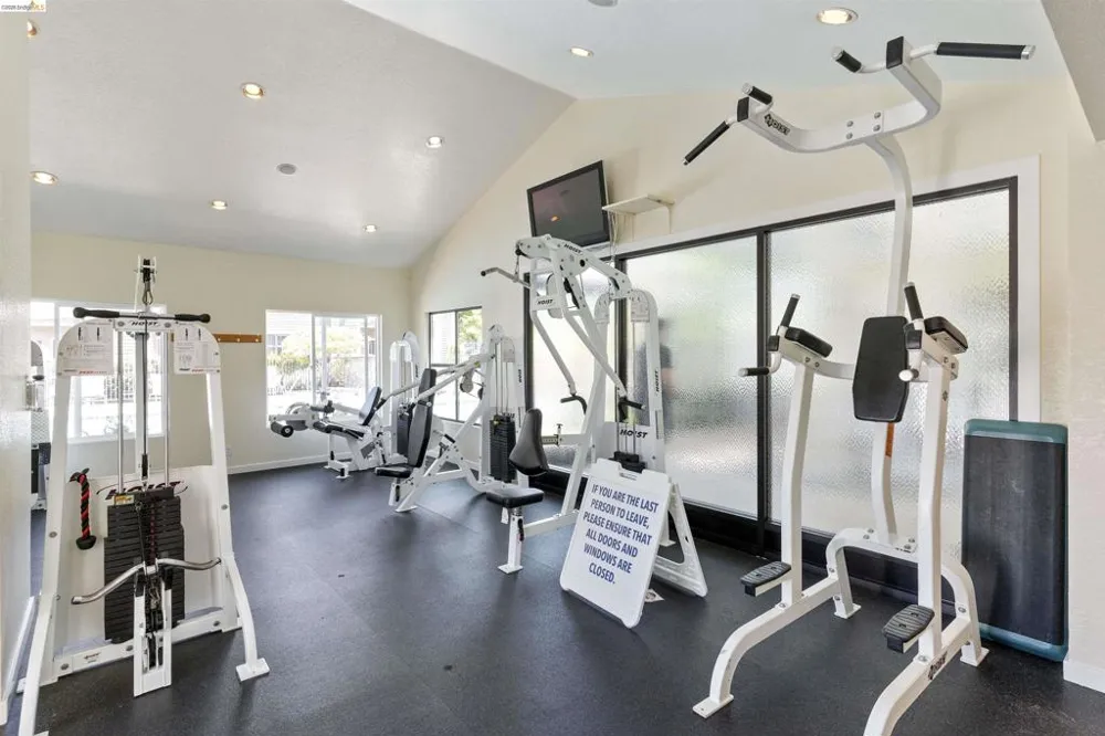 124 Lakeshore Ct Richmond, CA 94804