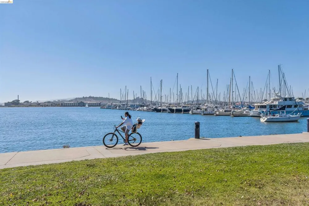 124 Lakeshore Ct Richmond, CA 94804