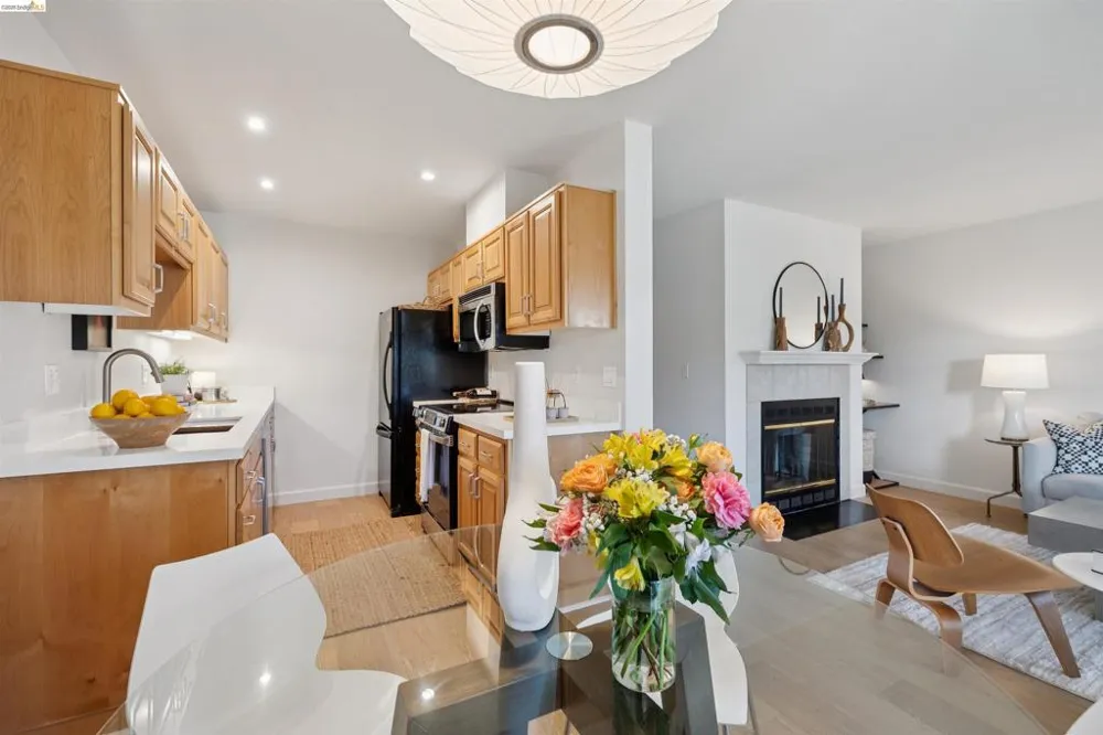 124 Lakeshore Ct Richmond, CA 94804