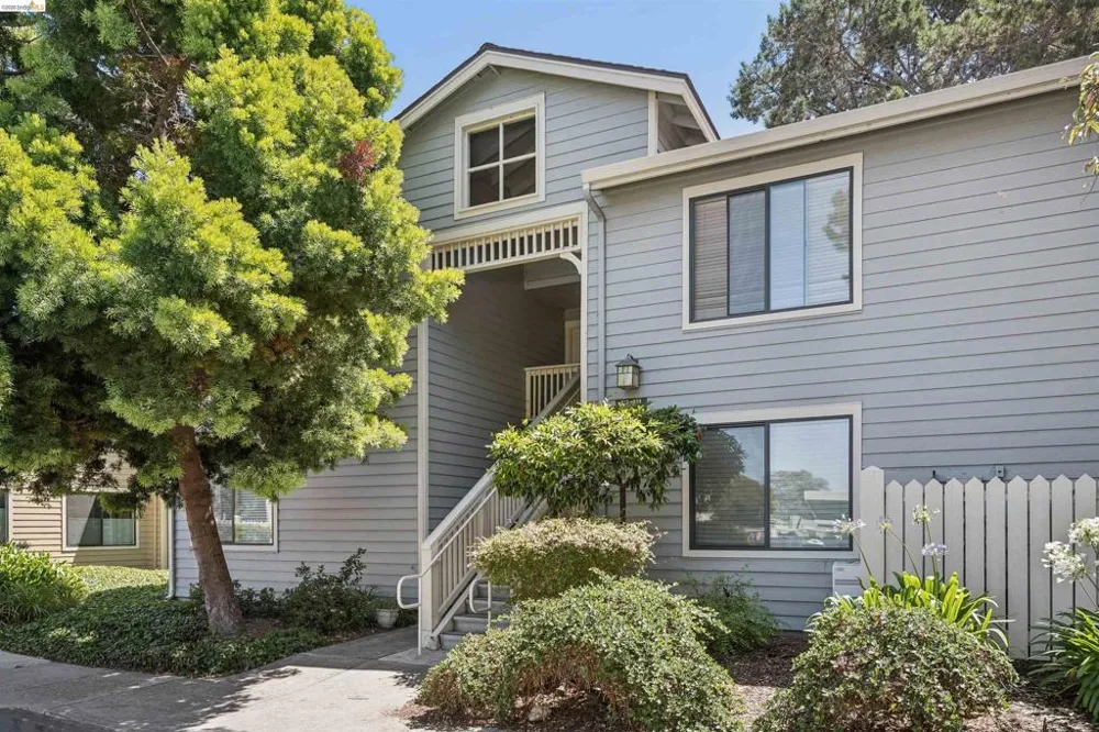 124 Lakeshore Ct Richmond, CA 94804