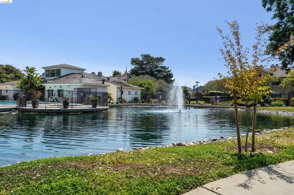124 Lakeshore Ct Richmond, CA 94804