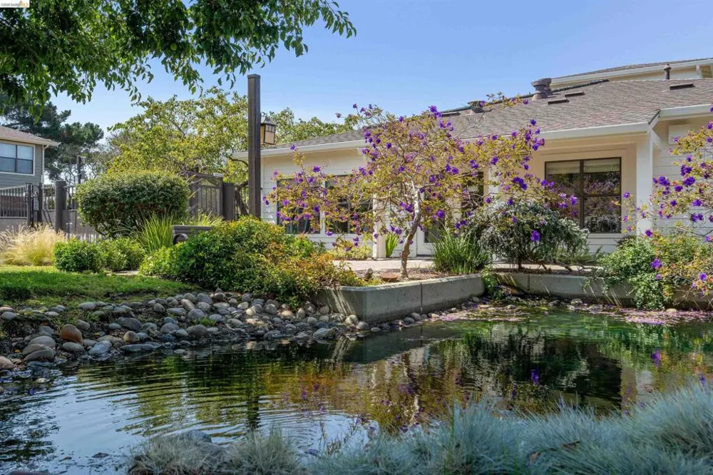 124 Lakeshore Ct Richmond, CA 94804