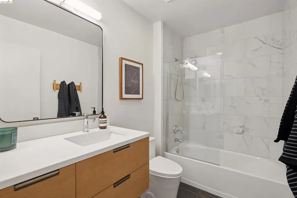 124 Lakeshore Ct Richmond, CA 94804