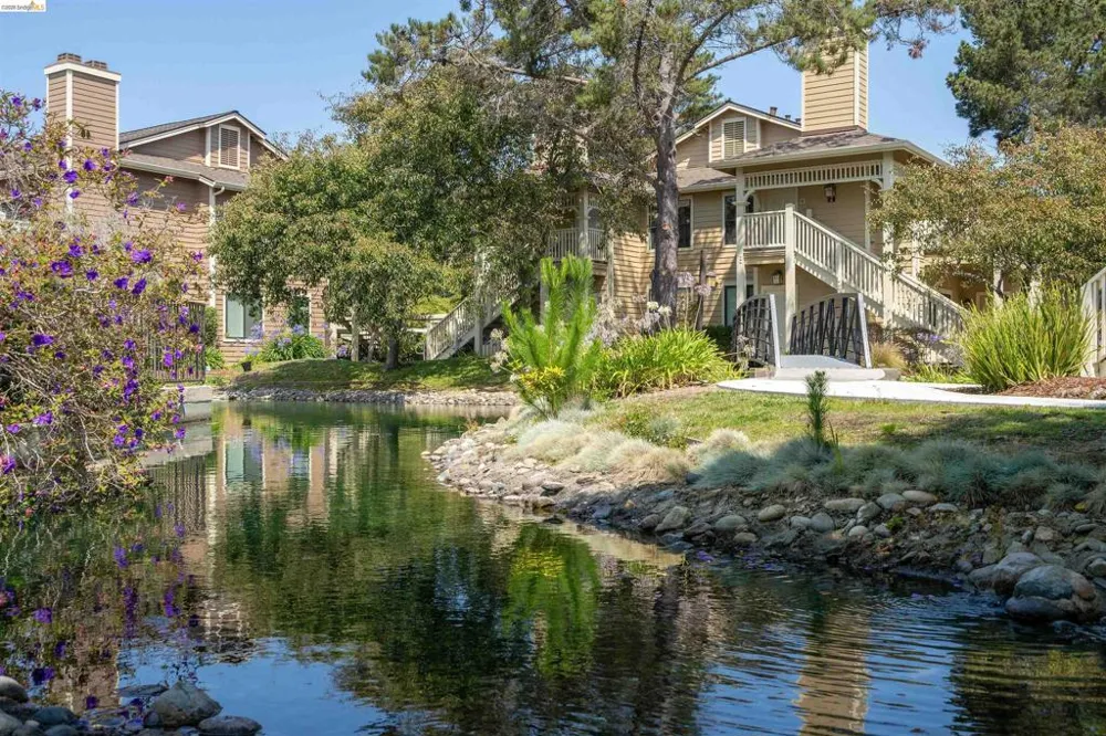 124 Lakeshore Ct Richmond, CA 94804