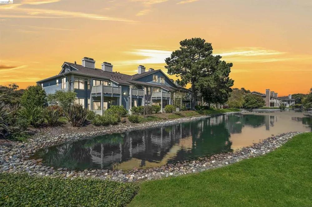 124 Lakeshore Ct Richmond, CA 94804