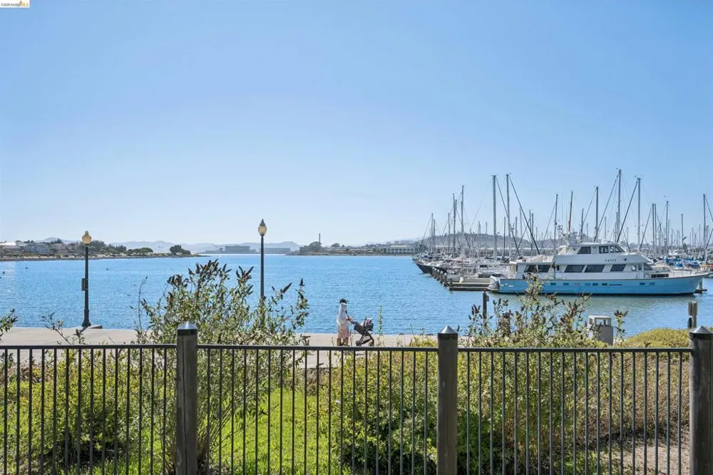 124 Lakeshore Ct Richmond, CA 94804