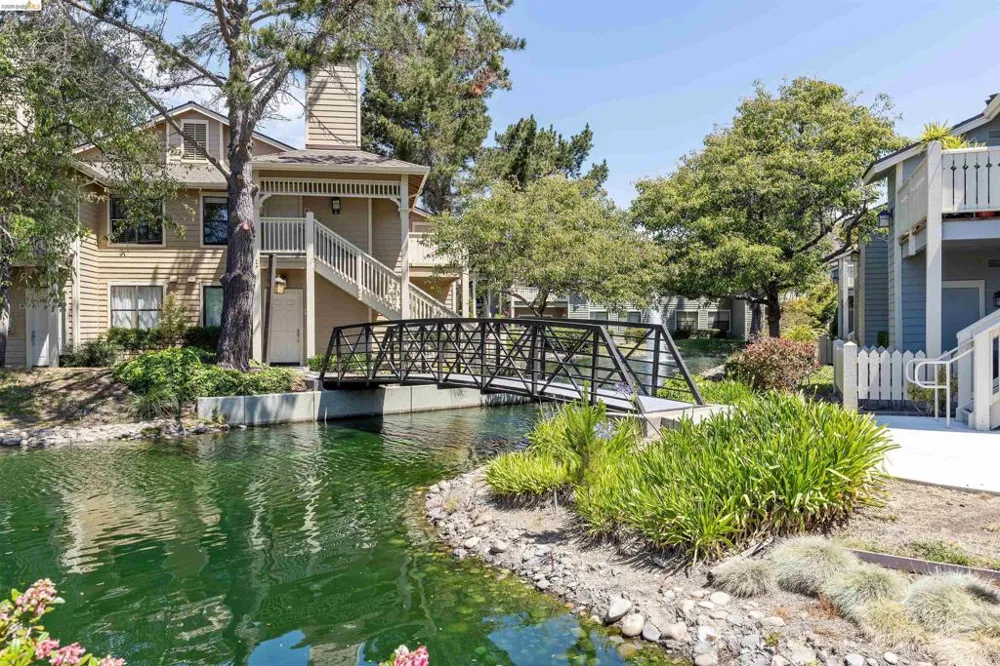 124 Lakeshore Ct Richmond, CA 94804