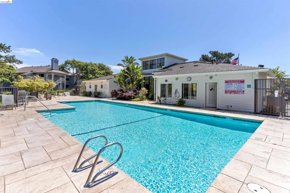 124 Lakeshore Ct Richmond, CA 94804
